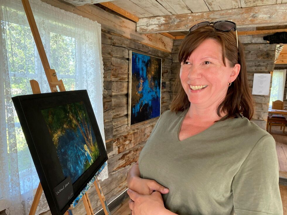 Ett av husene som ikke ble tatt av kvikkleireskredet, ble flyttet til Sørkjosen og er nå en del av Nord-Troms Museum. Og det er i dette huset Anja Vickie Sommerbakk Olsen har stilt ut sine bilder i sommer.
 Foto: Elin Wersland