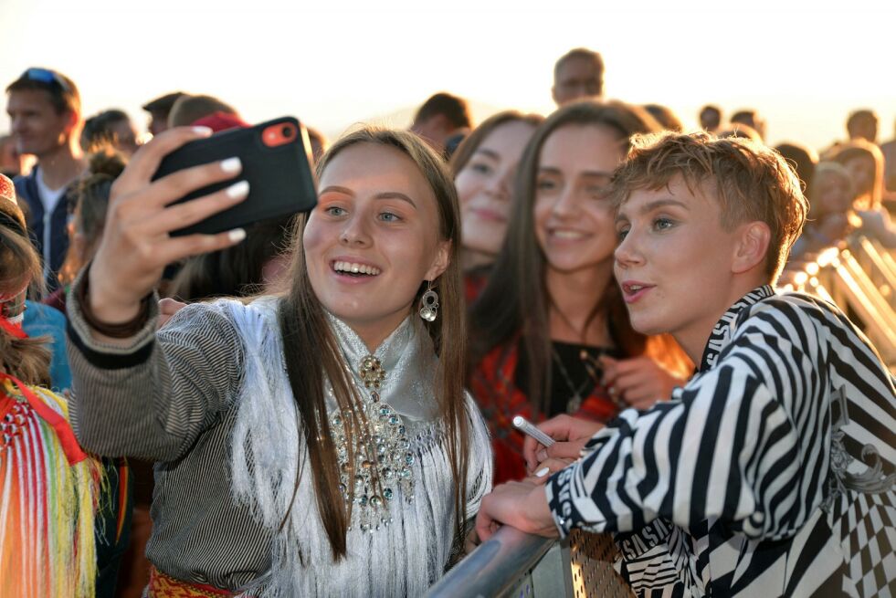 Inna Marja Amundsen og Ella Marie Hætta Isaksen, etter ISÁKs konsert på Márkomeannu i sommer. Nå møtes de igjen. (Foto: Steinar Solaas)