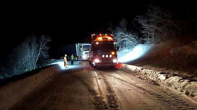 Det var kødannelse på Torhopfjellet når bergingsbilen ankom. Her tauer den opp den estiske traileren.
 Foto: Privat