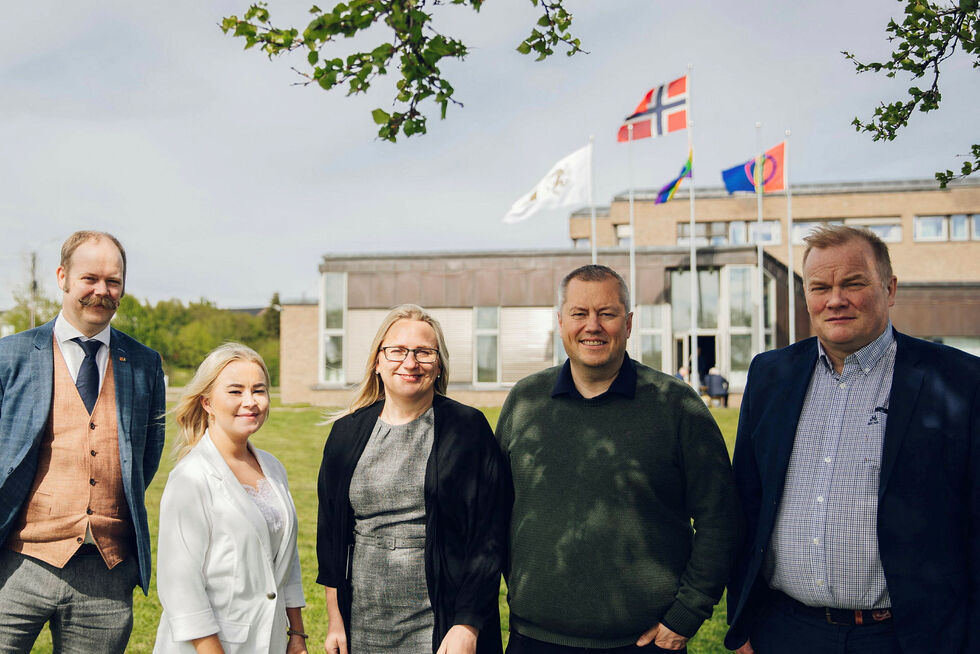 Fra venstre: fylkesråd for kunnskap og integrering Bjarne Rohde (SV), fylkesråd for samferdsel Agnete Masternes Hanssen (Ap), fylkesråd for plan, næring og miljø Karin Eriksen (Sp), fylkesråd for økonomi og kultur Ronald Wærnes (Sp) og avdøde fylkesrådsleder Bjørn Inge Mo (Ap).
 Foto: Sunniva Tønsberg Gaski/TFFK