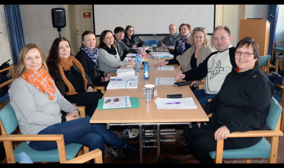 Museumslederne har et godt samarbeid rundt bordet. Her er de på kommisjonsmøte på Norsk Folkemuseum, fra venstre Eva Dagny Johansen, stipendiat ved Altamuseum til stede som observatør; Liv Astrid Svaleng, Tana og Varanger museumssiida; Liisa Dunfjeld-Aagård, konservator ved Saemien Sijte; Sissel Ann Mikkelsen, Sametinget; Inger Jensen, avdelingsdirektør Norsk Folkemuseum: Berit Åse Johnsen RiddoDoattarMuesat De samiske samlinger; Leif Pareli, konservator for samiske saker på Norsk folkemuseum; Karen Elle Gaup, prosjektleder for Bååstede; Gro Ven, Kulturhistorisk museum; Johan Aslak Hætta, Museumsleder Guovdageainnu gilišillju Kautokeino bygdetun; Marit Myrvoll, leder i Samisk museumslag og leder Várdobáiki museum. Representanter for Árran lulesamisk senter og Senter for nordlige folk var også til stede på møtet, men hadde forlatt da Ságat var innom.
 Foto: Steinar Solaas