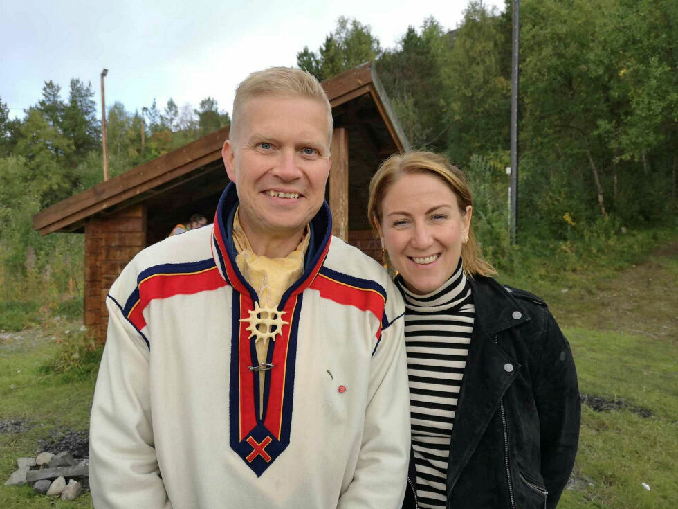 Ronny Wilhelmsen er Arbeiderpartiets (Bargiidbellodats) parlamentariske leder på Sametinget. Tonje Brenna fra samme parti er kunnskapsminister.
 Foto: Bargiidbellodat