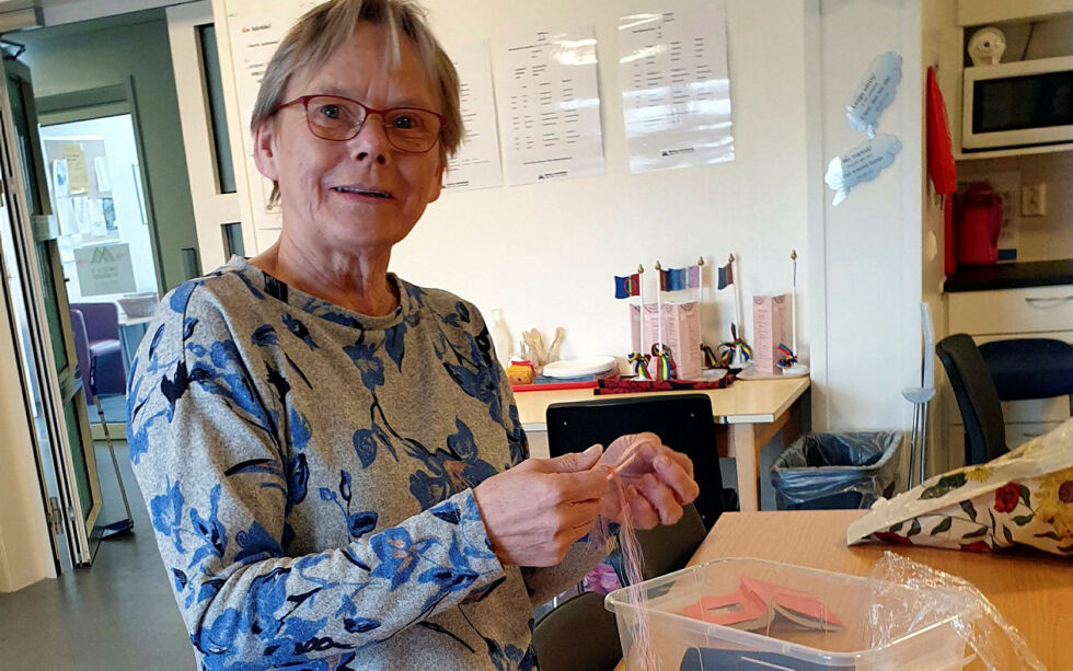 Solfrid Sara holder på med sjal til ei lita jente og viser en del av prosessen.
Foto: Asfrid Karlsen