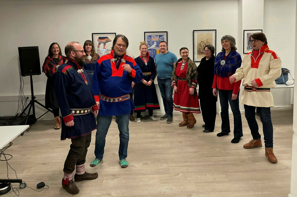 Oslos første joikekor ble stiftet nylig. Her fra en av øvingene på Samisk hus i Oslo sentrum. I forkant ser vi dirigent Kaare Nilsen og styreleder Børre Gaup.
Foto: Oslove Juoigansiida – Oslo