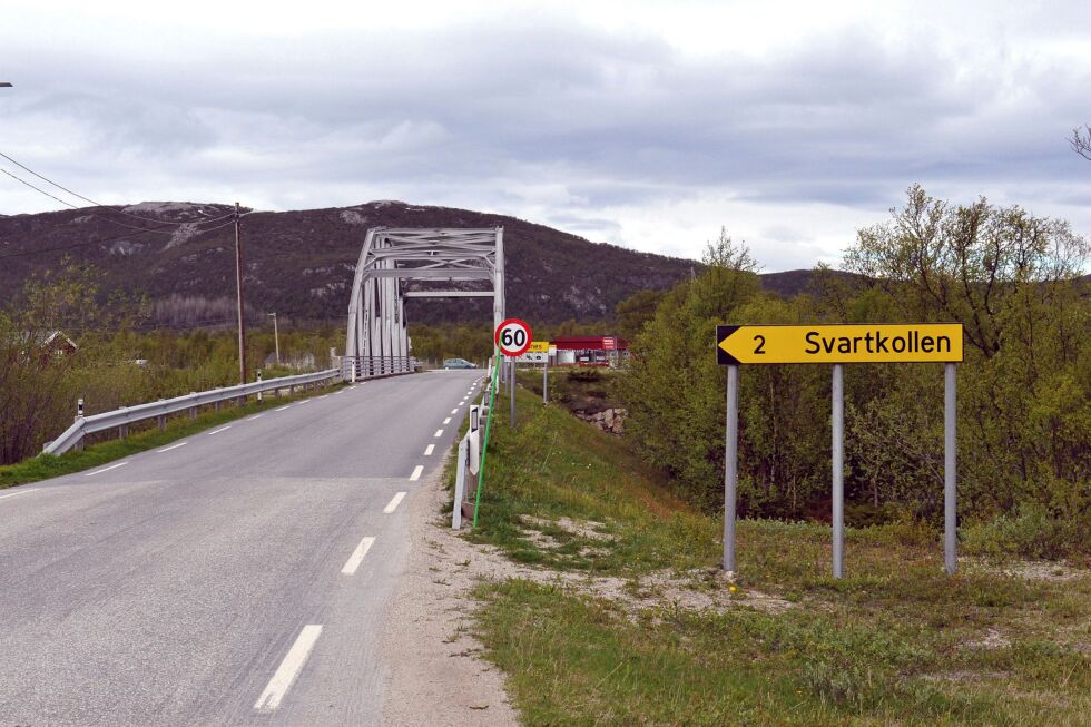 Dette skiltet sør for brua i Børselv viser til Svartkollen. Men den angjeldende veien, som går vestover forbi skoleområdet, har aldri gått til Svartkollen, som ligger 500–600 meter fra enden av veien. Foto: Oddgeir Johansen