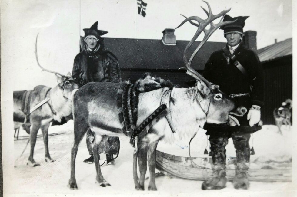 Her ser vi Per Sivle Olsen (til venstre) og Arvid Mikkola under en rast på Mikkelsnes i Neiden i påska 1937, trolig på vei til eller fra Finland for litt påskemoro.