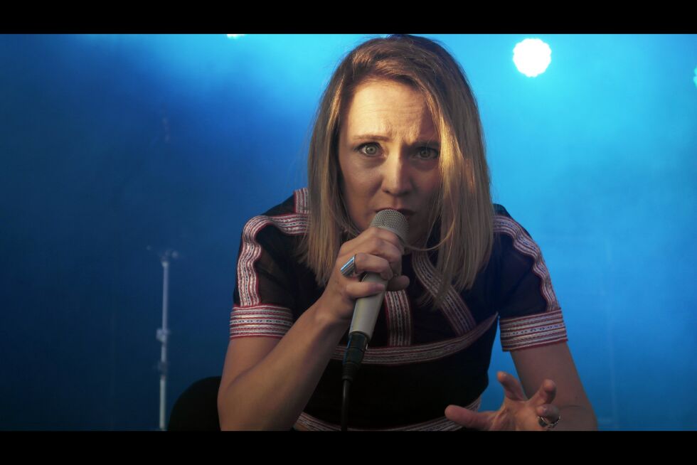 Elle Márjá Eira fra Kautokeino skal utvikle joik. En av få konserter hun kommer til å gjøre i sommer, er neste uke i Harstad under Festspillene, hvor hun kommer med band, strykere og film.
 Foto: Steinar Solaas