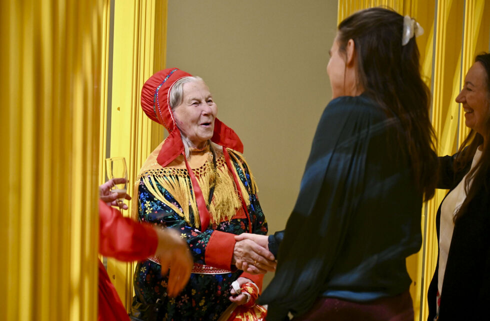 En av Karasjoks mest kjent duodjiutøvere, Juhán Káre, Karen Marie Somby, møter Hilde i korridoren, med smil.
 Foto: Yvette M Stornes