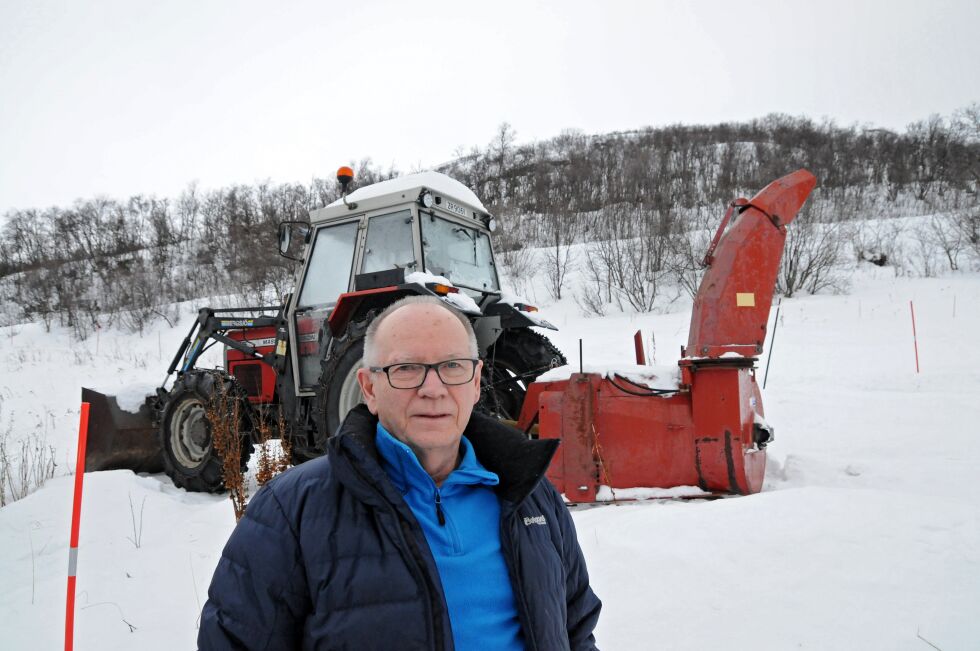 73 år gamle Åge Vælidalo regner klart med at det bli han som må brøyte veien med sin traktor for at prisen ikke blir altfor høy.
 Foto: Hallgeir Henriksen