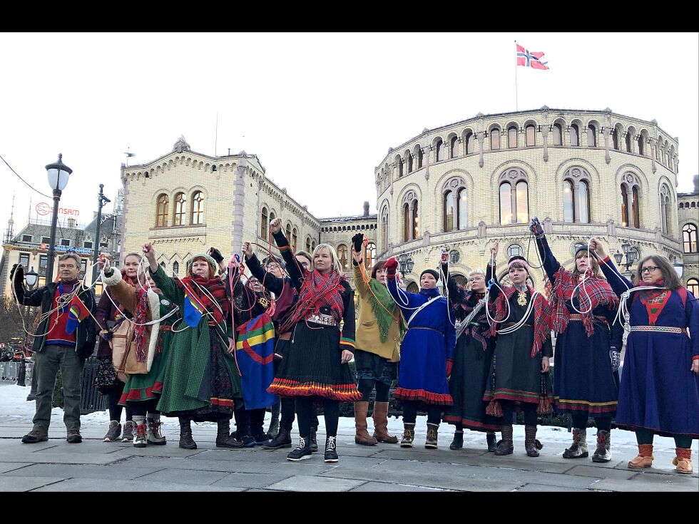 Tidlig tirsdag morgen møtte flere opp på Eidsvolds plass utenfor Stortinget for å vise støtte ovenfor Jovsset Ánte Sara.
 Foto: Hannah Persen