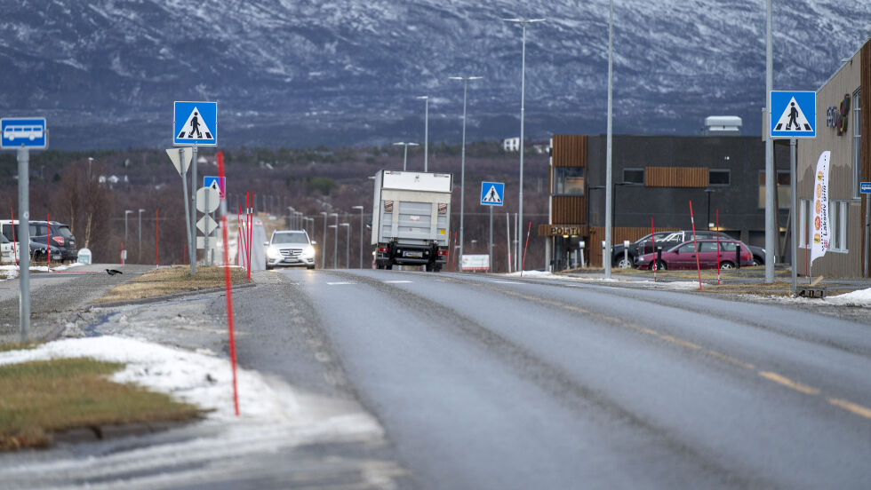 Onsdag ble en person påkjørt i et gangfelt i Lakselv sentrum. Ifølge iFinnmark skal hendelsen ha skjedd i et av gangfeltene på bildet. Bilene på bildet er ikke involvert i ulykken. Da Ságat kom til ulykkesstedet noen minutter etter politiets varsel om hendelsen hadde den påkjørte allerede blitt tatt med til legevakten av ambulansen.
 Foto: Cecilie Bergan Stuedal