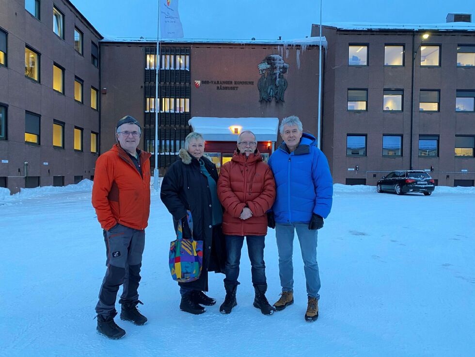 Akkurat her, hvor Halle Mikkelborg, Jorunn Hasselberg, Charles Mortensen og Trond Hansen står, vil det bli et minnesmerke over fagforeninga Nordens Klippe, nøyaktig der den ble stifta 8. september 1906.
 Foto: Hallgeir Henriksen
