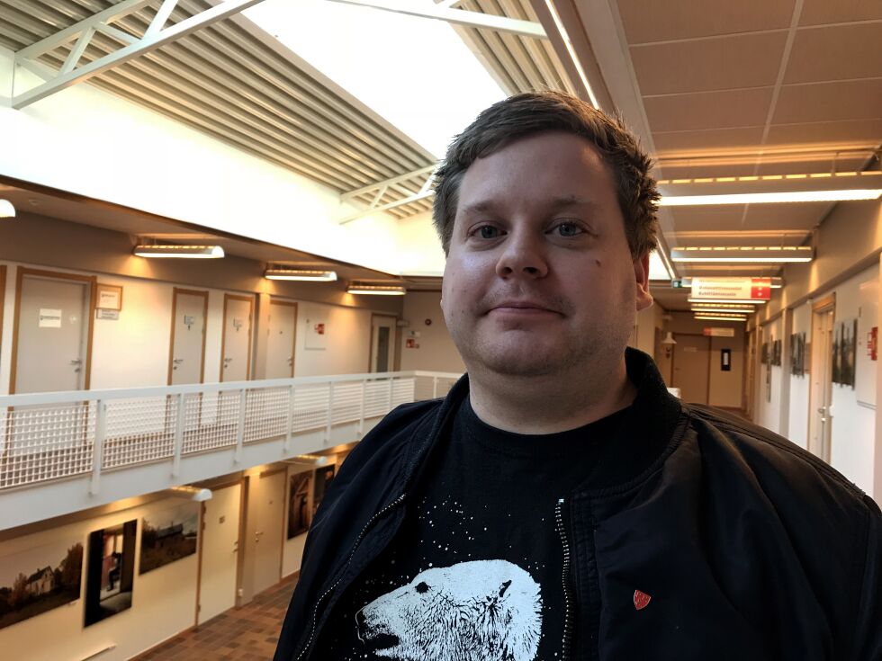 Magnus Gjøvik Martinsen skal i et tredveårslag i Tromsø til helga. Da det er helt umulig å finne ledige flybilletter fra Tromsø ser det ut til at han må kjøre 16 timer i bil fremfor 45 minutter i fly hver vei.
 Foto: Bjørn Arne Johansen