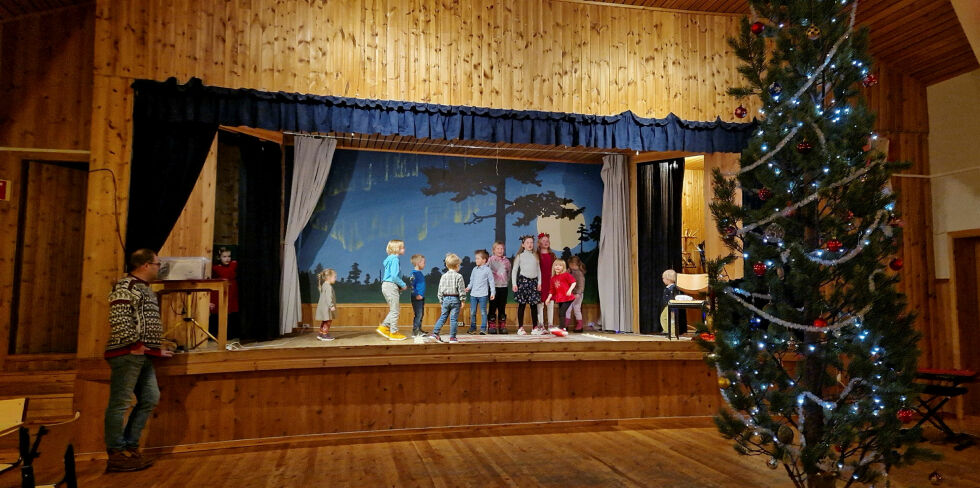 Noen av barna lekte på scenen og ropte på nissen. Erlend Guvåg til venstre der han styrte lydanlegget og spilte julemusikk.
 Foto: Hill Haga