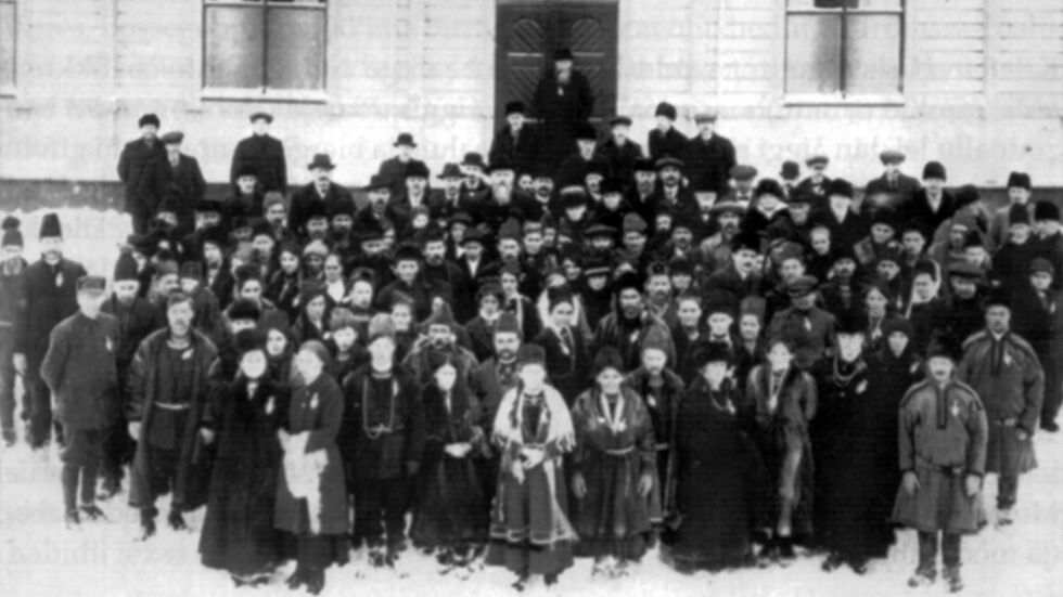 Deltagerne på 1917-møtet samlet utenfor metodistkirken i Trondheim. Vi ser de to nordsamene Mathis Johan Roska og Klemet Mathisen Somby i høyre billedkant.
 Foto: Noras arkiv