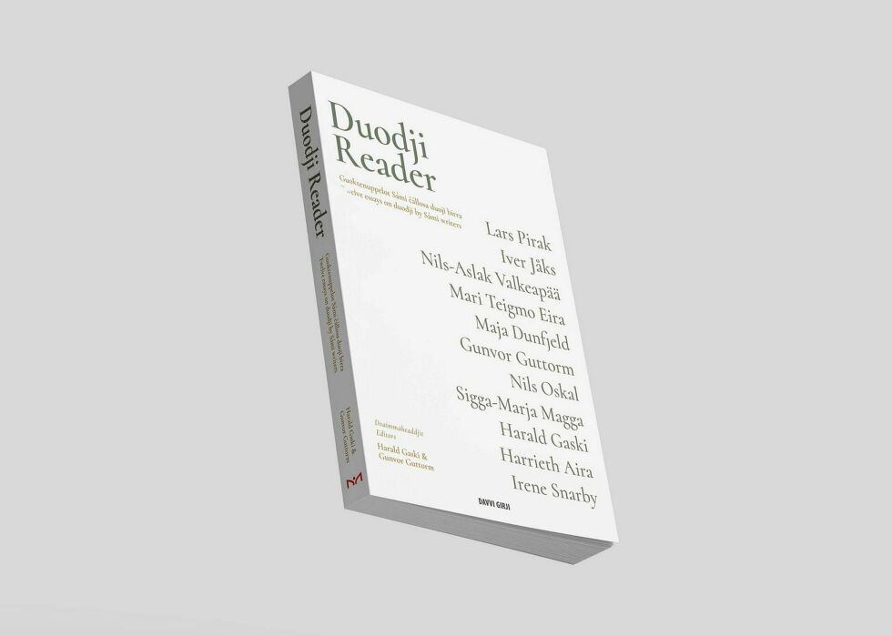 Duodji Reader er en samling av tolv tekster om duodji skrevet av samiske duojárat og skribenter fra de siste seksti årene. Design: Árvu
 Foto: Árvu