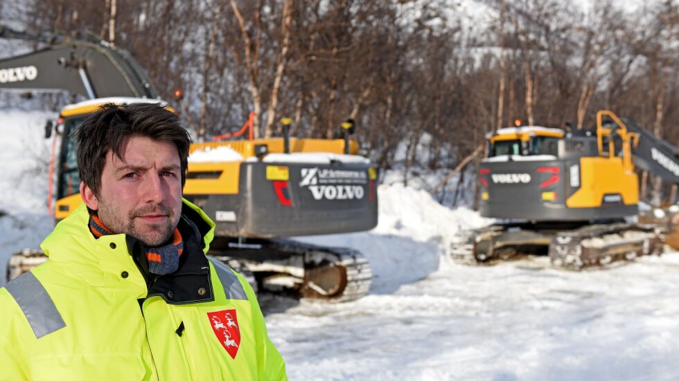 Robert Karlsen oppfordrer alle forbipasserende til å vise hensyn under anleggsarbeidet på Klemetstadveien. Stedet der utbedringen skal gjøres ligger for øvrig nær Pah&#273;anmukka.
 Foto: Marius Thorsen
