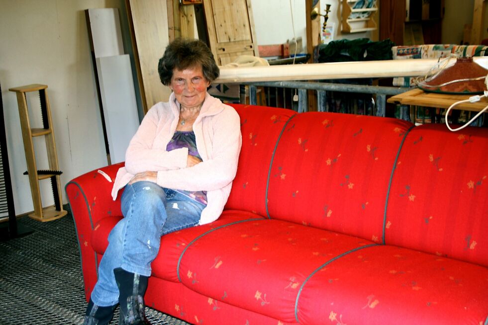 Eli koser seg i en fin rød sofa.
 Foto: Anthon Sivertsen