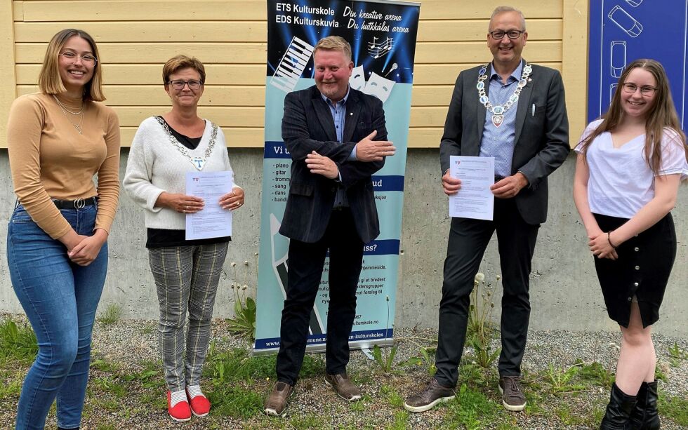 Ordførerne Helene Berg Nilsen (Ap) i Tjeldsund og Terje Bartholsen (Ap) i Evenes står her med nysignert avtale om felles kulturskole, sammen med kulturskolerektor Evald Joakimsen (i midten) og ungdomsrådsrepresentant Sara Valdequiria Kjerstad fra Tjeldsund (til venstre) og leder i Evenes ungdomsråd Maia Noble-Strand (til høyre) Foto: Evenes kommune