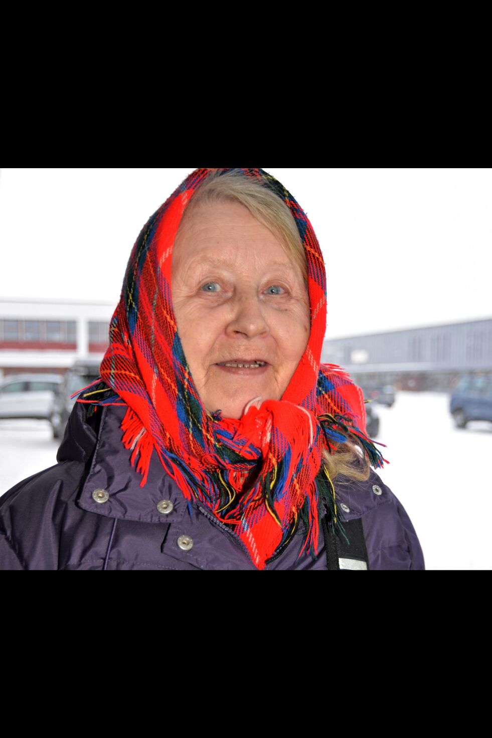 Kirsten Mikkelsen fikk ikke levert glassavfallet fordi det ikke var brøytet til kontaineren.
 Foto: Sonja E Andersen