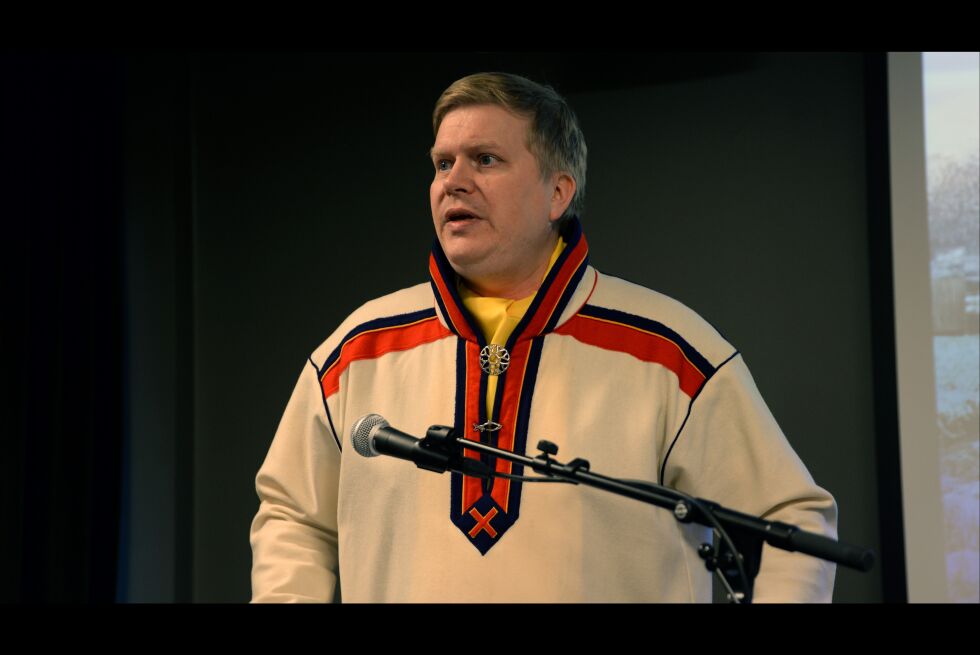 Arbeiderpartiets parlamentariske leder på Sametinget, Ronny Wilhelmsen, taler til det samepolitiske landsmøtet.
 Foto: Steinar Solaas