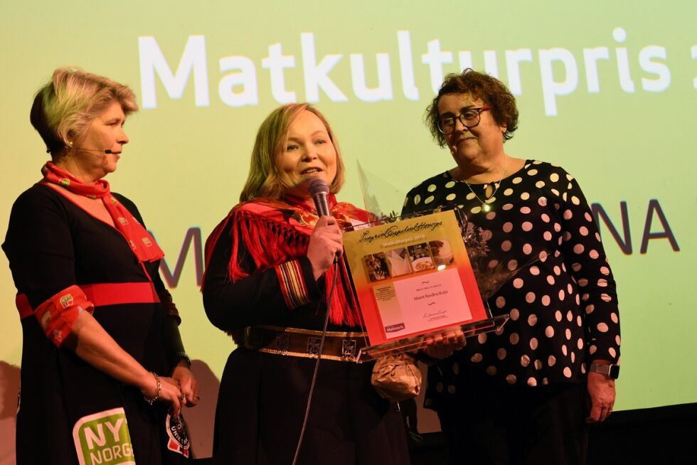 Samiske aktører gjør seg stadig mer bemerket innenfor stadig flere områder i storsamfunnet. En rørt prisvinner Máret Rávdná Buljo i midten. Til venstre Nina Sundqvist, direktør i Matmerk; til høyre landbruks- og matminister Olaug Bollestad.
 Foto: Matmerk