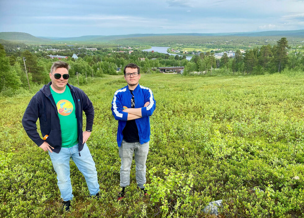 Stig Arne Somby, en av initiativtakerne og veteranene bak Beskán Luossa Rock, og Daniel Somby Reyes, nyvalgt styreleder, viser stolt frem området hvor festivalen skal holdes. Hele bygda blir et idyllisk bakteppe for arrangementet.
 Foto: Yvette Mariann Stornes