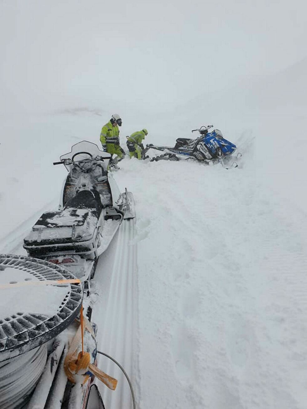Man­dag 11. mai ryk­ket mann­ska­per fra Rep­våg Kraft­lag ut med sne­sku­ter i uvæ­ret for å re­pa­re­re feil på strøm­lin­jen som opp­sto på grunn av is­ing. Foto: Rep­våg Kraft­lag