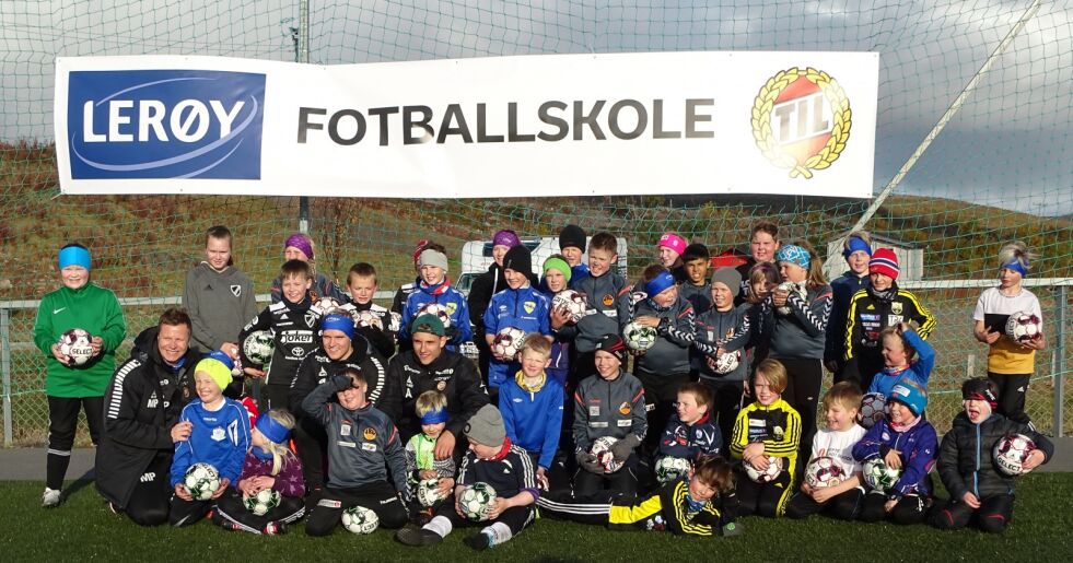 De 35 unge jentene og guttene på fotballskolen i Varangerbotn måtte selvsagt ta et lagbilde sammen med spillerne og treneren fra Tromsø IL.
 Foto: John Samuel Nilsen