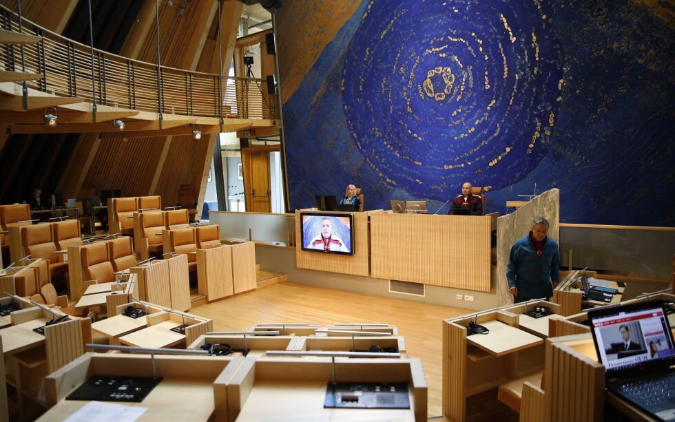 Avdelingsdirektør Rávdná Buljo Gaup og møtelederne Tom Sottinen og Tor Gunnar Nystad kunne skue en nesten tom plenumssal under møtet. Kun sametingsrådet var til stede, sametingsrepresentantene deltok via internett.
 Foto: June Helén Bjørnback