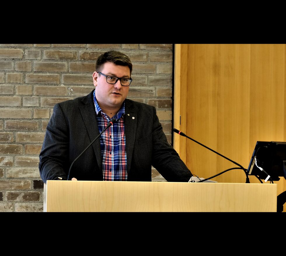 Stå­le Olsen fikk fler­tall for å be­hol­de dag­ens fylkesvåpenskjold.
 Foto: Bjørn Hildonen