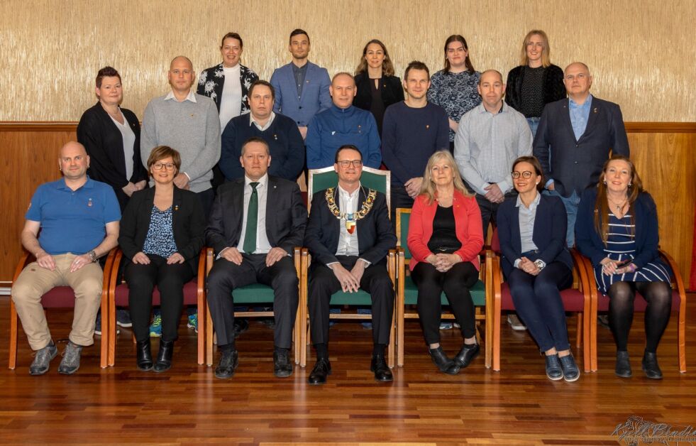 De er faste medlemmer av det nye kommunestyret i Nordkapp. Foran fra venstre Hugo Salamonsen (Sp), Heidi Holmgren (Sp), Tor Mikkola (Sp, varaordfører) Jan Olsen (SV, ordfører), Trudy Engen (SV), Sirin Figenschou Høyen (H), Kari Lene Olsen (Ap). Andre rekke fra venstre: Elin Adolfsen (SV), Torgrim Helgesen (Sp), Fred Magne Johansen (Sp), Ottar Hansen (SV), Kjell-Vidar Forsberg (SV), Yngve Kristiansen (SV), Kjell-Valter Sivertsen (Ap). Bak fra venstre: Charon Tauselv (Sp), Ruben Alseth (H), Rakel Hagen Olsen (SV), Sharon Fjellvang (H – varamedlem for Lars Helge Jensen som er er fast representant), Stine Mari Strifeldt (Ap)
 Foto:  Kjell- Bendik Pedersen