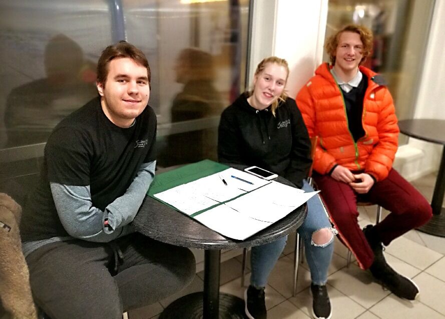 Kacper Terebieniec, Emma Georgsen Berg og Jardar Gjertsen så ut til å få god respons på sin underskriftskampanje for å få beholde skolen sin i Bonakas.
 Foto: Erik Brenli