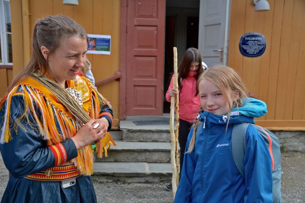 Annele Gaup øste av sine kunnskaper under duodji-dagene på Skansen i juni. Her står hun sammen med Neda Margrethe Labba, som er elev ved Prestvannet skole.
 Foto: Elin Margrethe Wersland