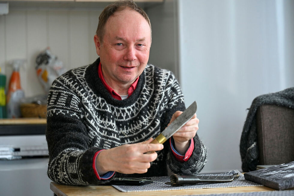 Geir med kniven som hans far laget og ga bort til huseier på Løten. 
– Kniven er fantastisk flott laget. Den er enda lett og skarp, det er godt stål. Nå er den en skatt, sier Geir, som er glad for at kniven fant veien hjem igjen.
 Foto: Irene Andersen