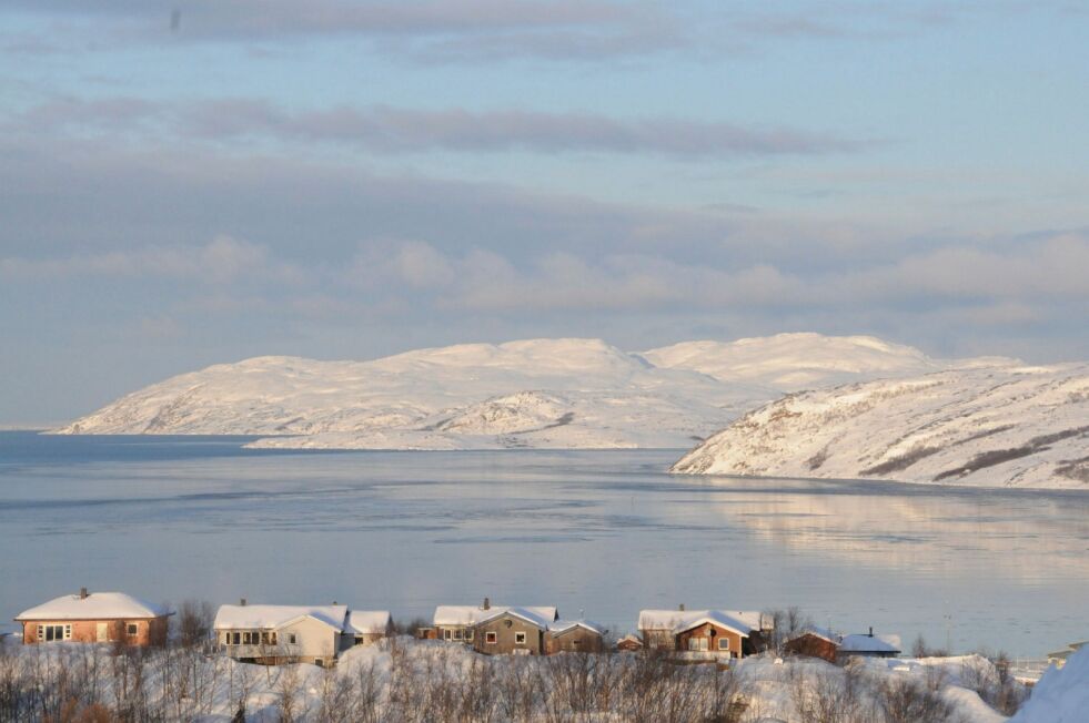 Så lysende hvit som Holmengrå, ytterst ute i Bøkfjorden, fortoner seg nå, er det sjelden å se dette fjellet. Årsaken er enorme snemengder, som har fått satt seg.