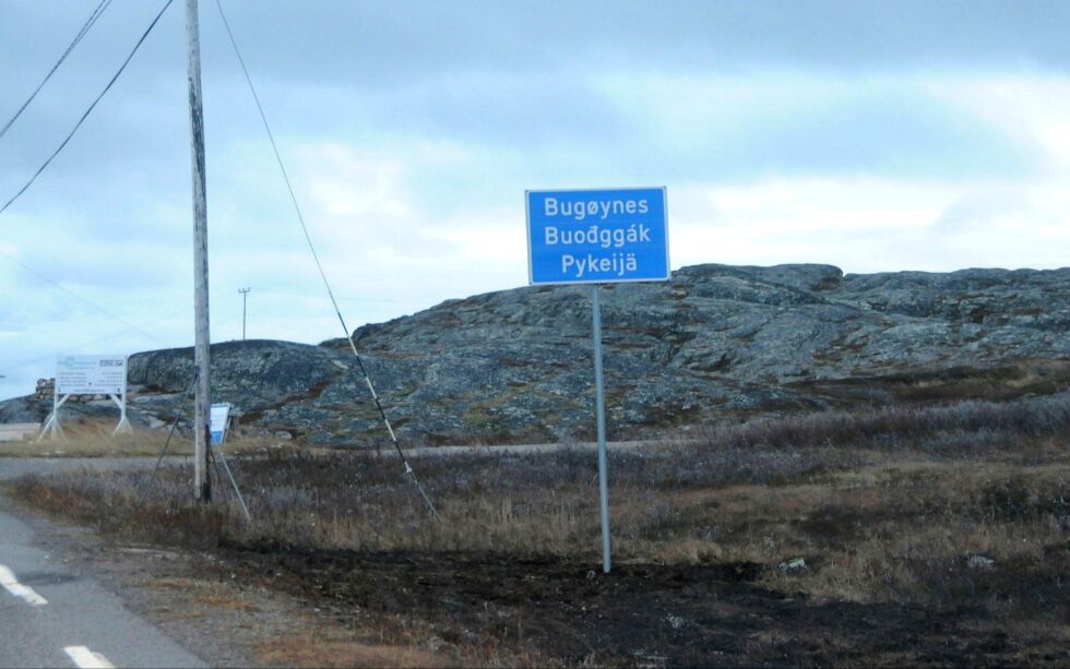 Etter å ha stått på skjelva i sju måneder er sider stedsnavnskiltet for Bugøynes i lodd.
 Foto: Hallgeir Henriksen