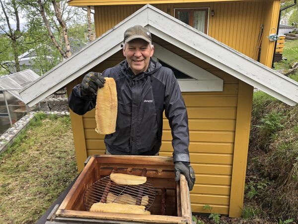 Ivar tryller frem godsaker fra hjemmelaget «jukserøykeri»