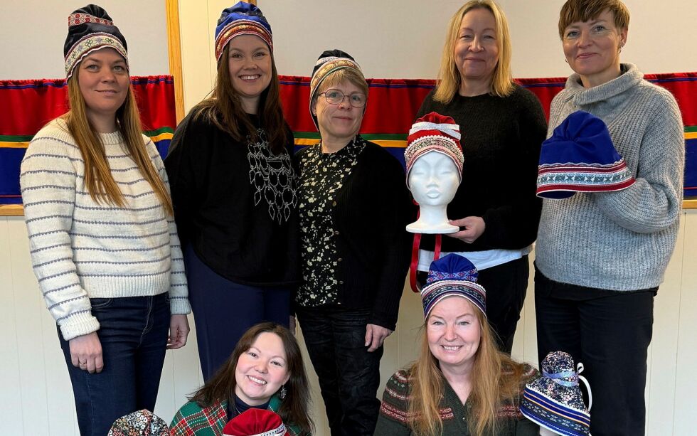 Malin Stabell Kiil, Marita Olsen, Erna Marie Nilsen, Tone Østby, Silje Gaupseth, Ramona Salo og Lone Beate Ebeltoft under kurs ved Romssa sámi viessu.
 Foto: Romssa sámi viessu
