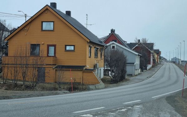 Kjøper enebolig for å gi plass til fortau