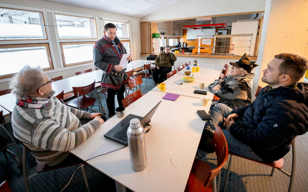 Folkemøte om «hemmelig mineralleting» i Kautokeino. Ordfører Anders Samuelsen Buljo (Kautokeino Flyttsameliste) holdt et innlegg på folkemøtet. Fra venstre: Svein Lund, Anders Samuelsen Buljo, Maia Hætta, Piera Jovnna A. Somby og Nils Ante Nilsen Gaup, leder i reinbeitedistrikt 34 – Áborášša.
 Foto: Cecilie Bergan Stuedal