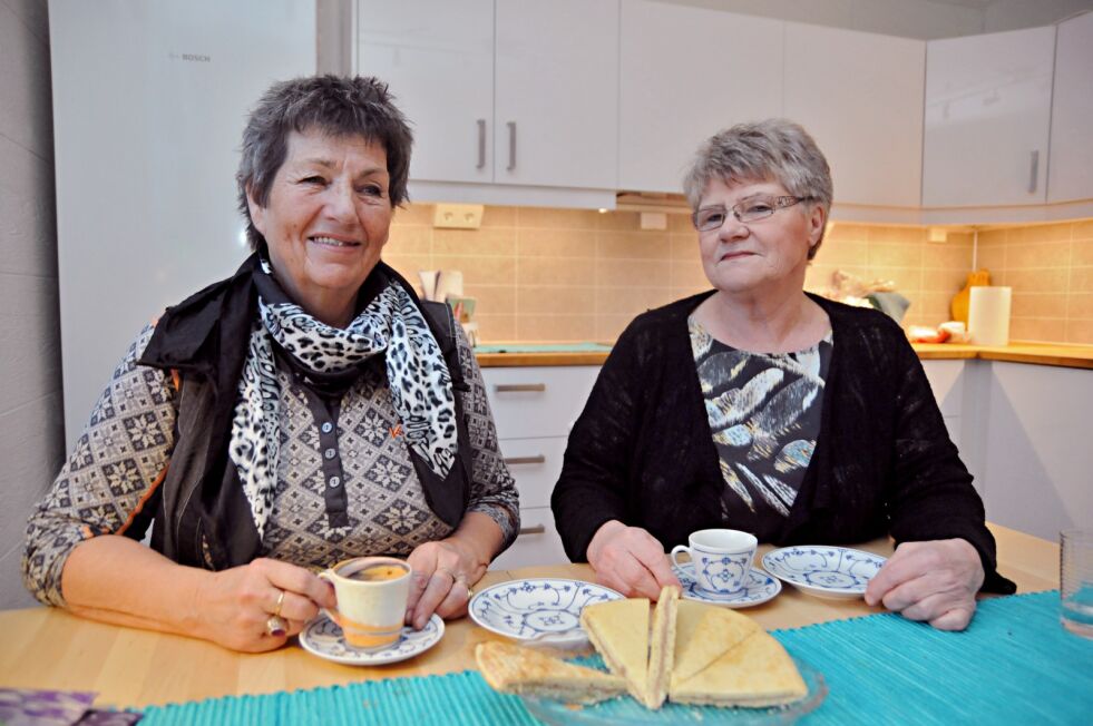 Over tid har Inger Smuk (til venstre) og Ingebjørg Randa vært viktige for ivaretakelse og utvikling av samisk kultur i Sør-Varanger. Her tar de en pause i arbeidet på Ingers kjøkken.
 Foto: Hallgeir Henriksen