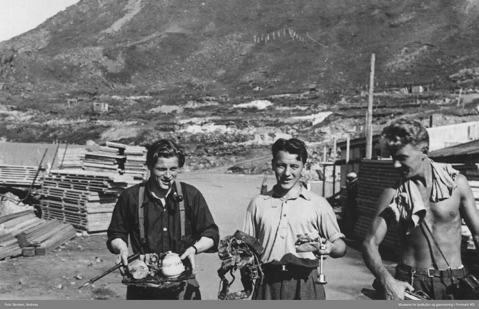 Andreas (til høyre) og kameratene Einar Eilertsen (til venstre) og Paal Elde (midten) har lett i ruinene og forsøkt å finne noe de kan nyttiggjøre seg.
 Foto: Andreas Bentsen