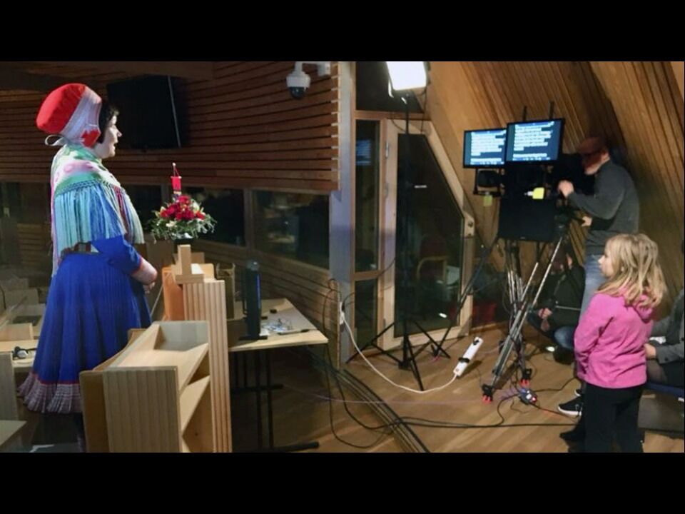 NRK Sápmi gjorde opptak av sametingspresidentens nyttårstale 22. desember. Sametingspresident Aili Keskitalo hadde med seg en liten medhjelper, sin yngste datter, som ser til at alt går rett for seg.
 Foto: Sametinget
