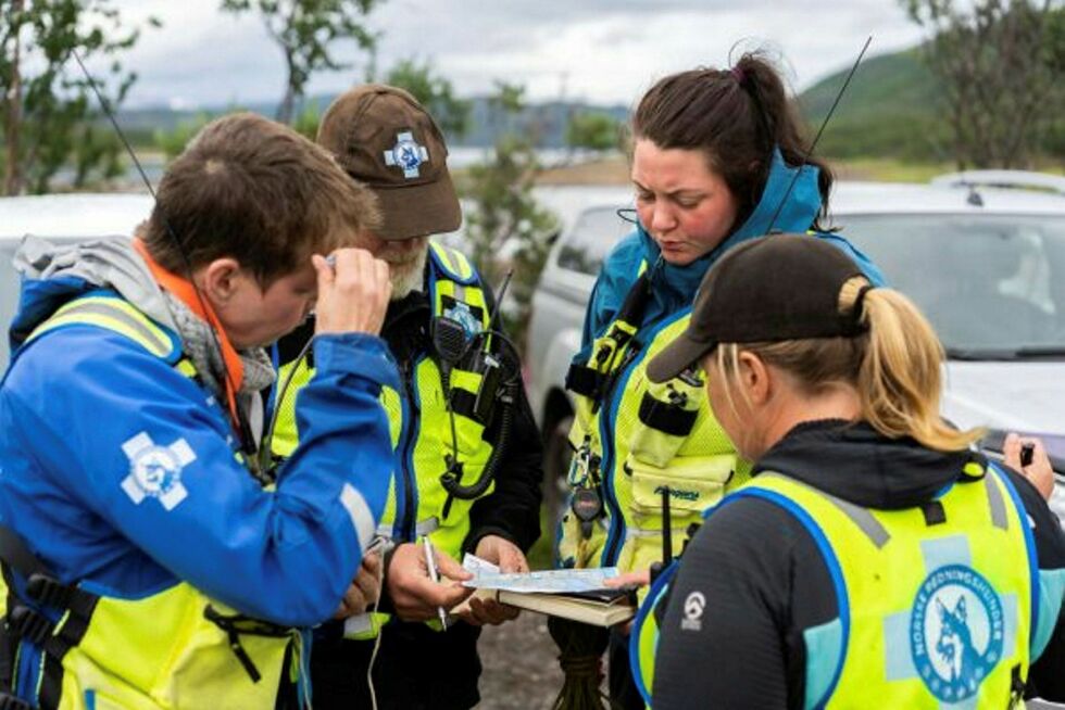 Under øvelsen har de fått beskrivelse fra «politiet» om hendelsesforløp, hvor de sist er sett og andre opplysninger. Ut ifra dette planlegges et mest mulig effektivt søkt fordelt på flere hunder. 
 Foto: Therese N. Andersen