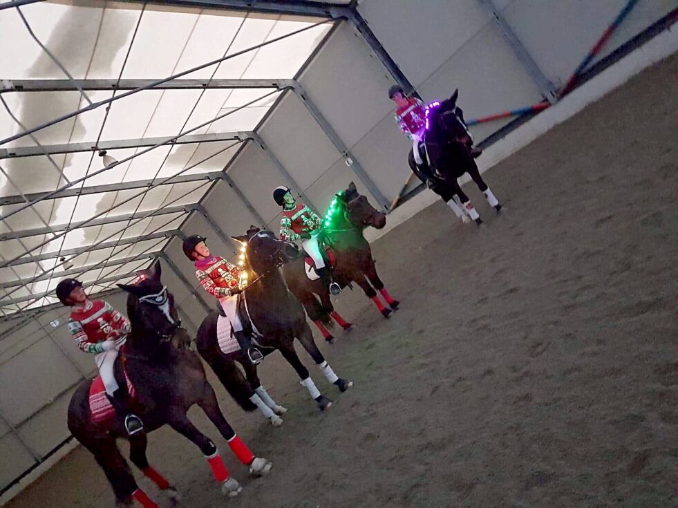 Hestejentene holdt en fin oppvisning inne i ridehuset. Cecilie Pedersen på Star, Marie Olsen på Molina, Madeleine Kurthi på Rosa og Malin Bjørklund på Nellie.
 Foto: Birgitte Wisur Olsen