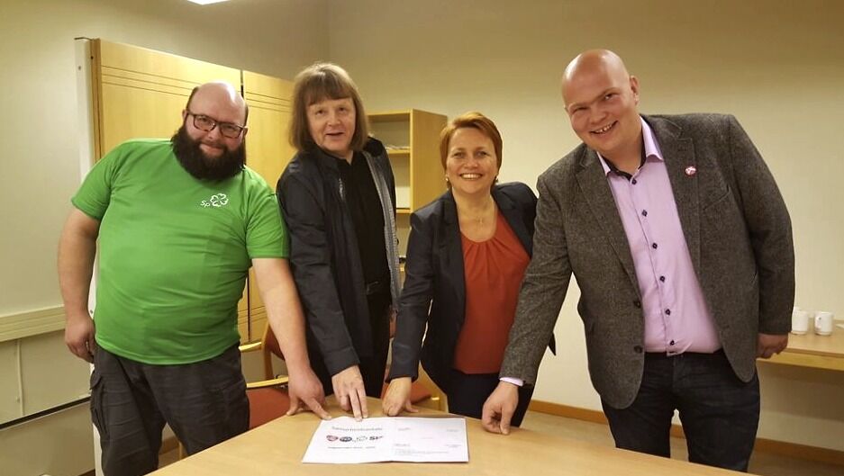 Tverrpolitisk Liste i Porsanger (TLP) og leder Åge Persen (2. fra venstre) har levert sitt budsjettforslag, og leter nå etter noen som vil samarbeide i kommunestyret. Her med TLPs tidligere samarbeidspartnere Jon Nikolaisen (SP), ordfører Aina Borch (AP) og Arnfinn Sjøenden (SV).
 Foto: Privat