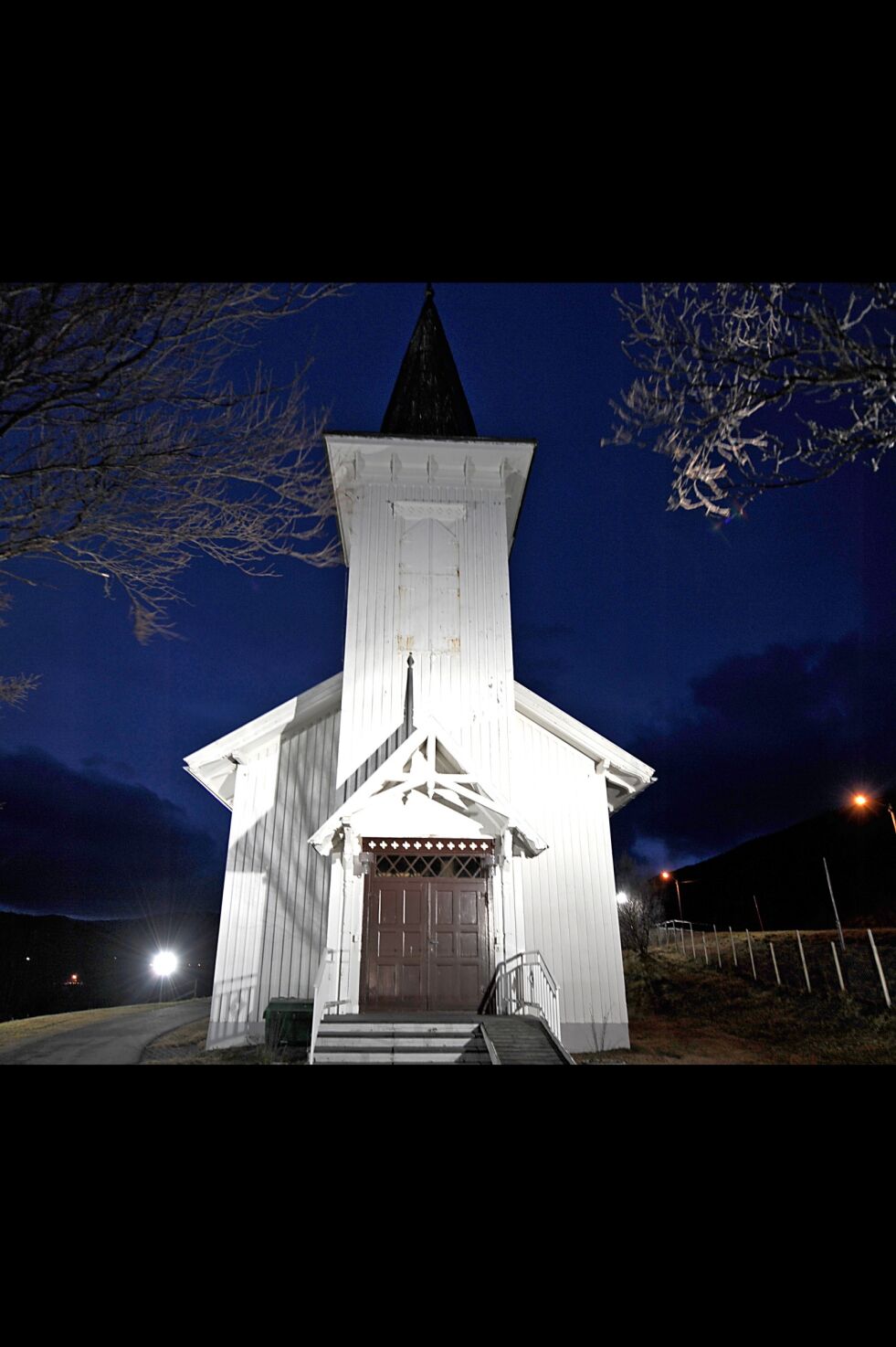 Kvalsund kirke vil fortsatt være et monumentalt bygg selv om kommunen nå med statens velsignelse kan igangsette boligblokkbyggingen knappe 40 meter unna.
 Foto: Lars B Persen