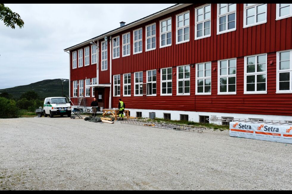 Porsanger boligstiftelse har pusset opp den nå nedlagte skolen i Børselv. Styreleder Roar Torvik mener anlegget nå holder hotellstandard. Pengene selskapet tjener på asylmottaket skal gå til å vedlikeholde og kjøpe inn nye boliger, kan Torvik fortelle.
 Foto: Oddgeir Johansen