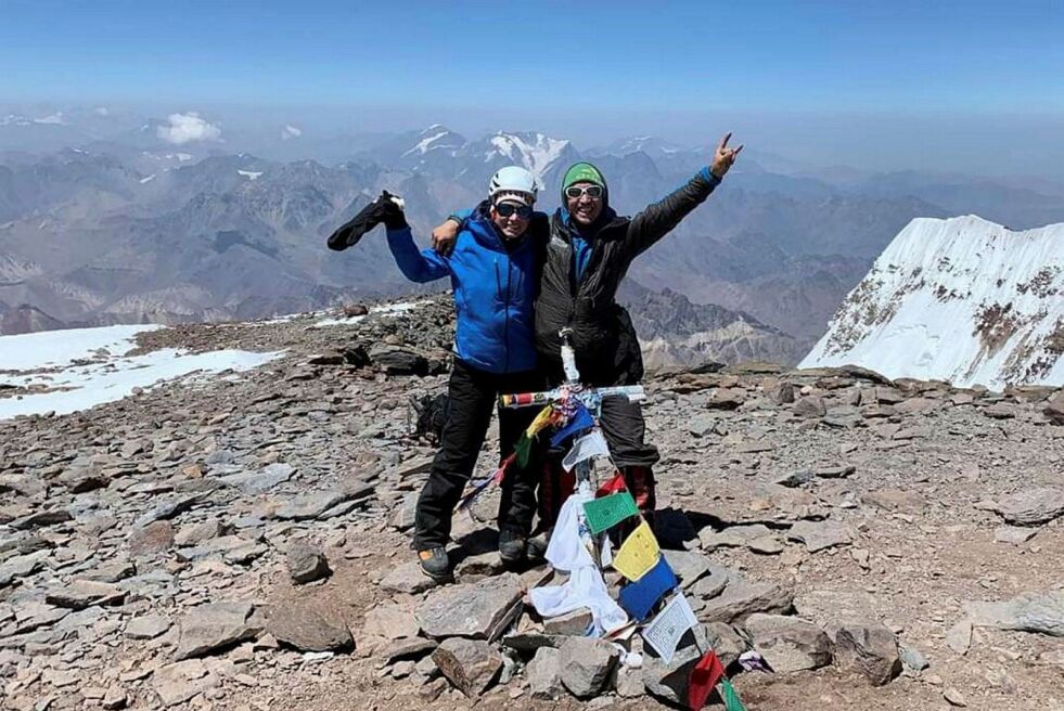 Sammen med guiden Nani kunne Kristin Harila (til venstre) juble etter å ha nådd toppen av Amerikas høyeste fjell.
Foto: Privat